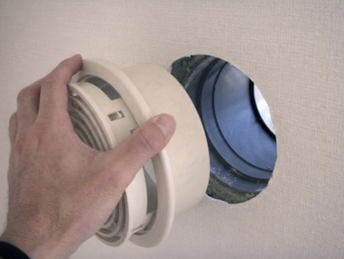 第2位：換気口を利用した配管