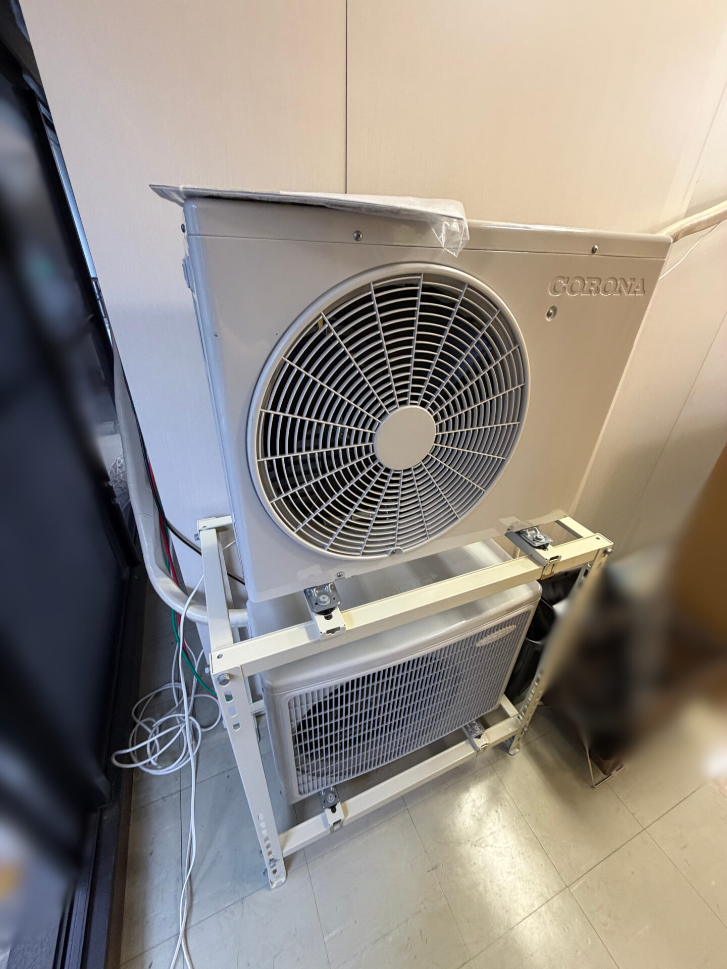 取付けたエアコンの室外機の写真