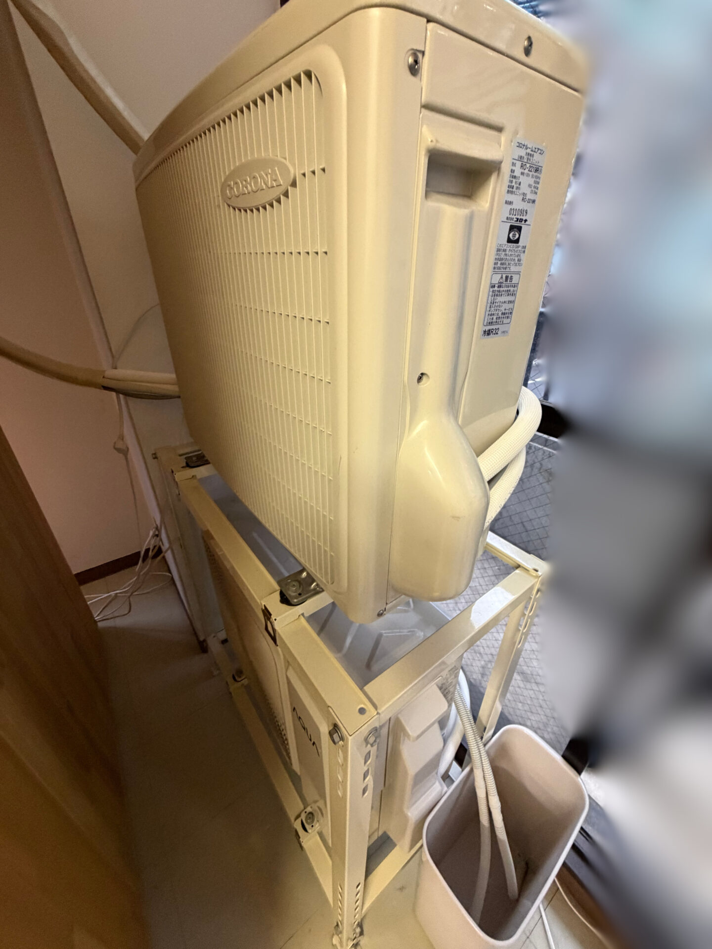 室内に置いたエアコンの室外機の写真