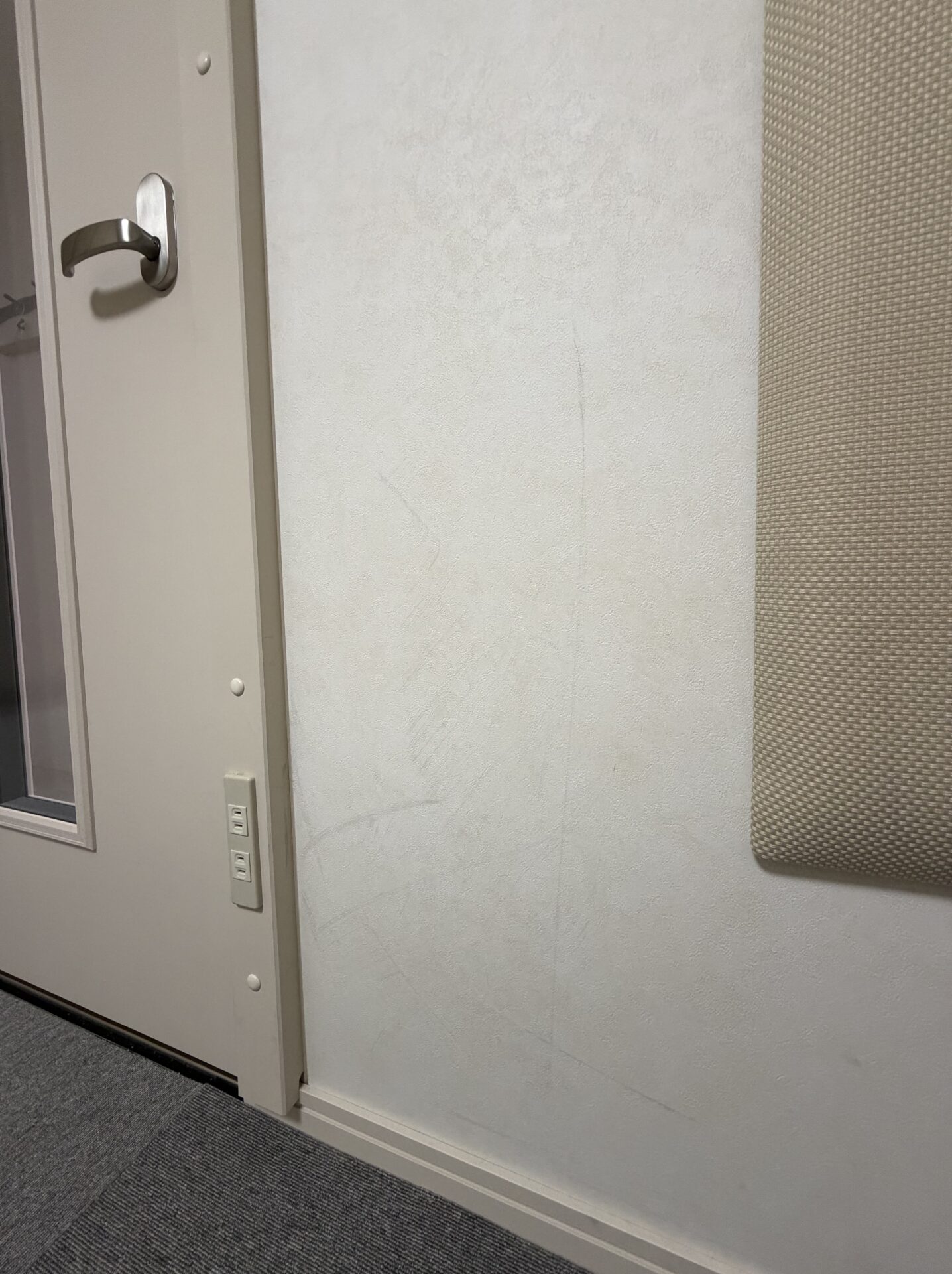 カワイナサールの少しだけ汚れた壁紙