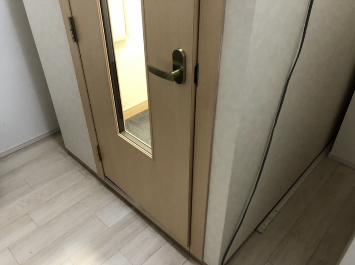 中古防音室KAWAIナサールの外観下部分