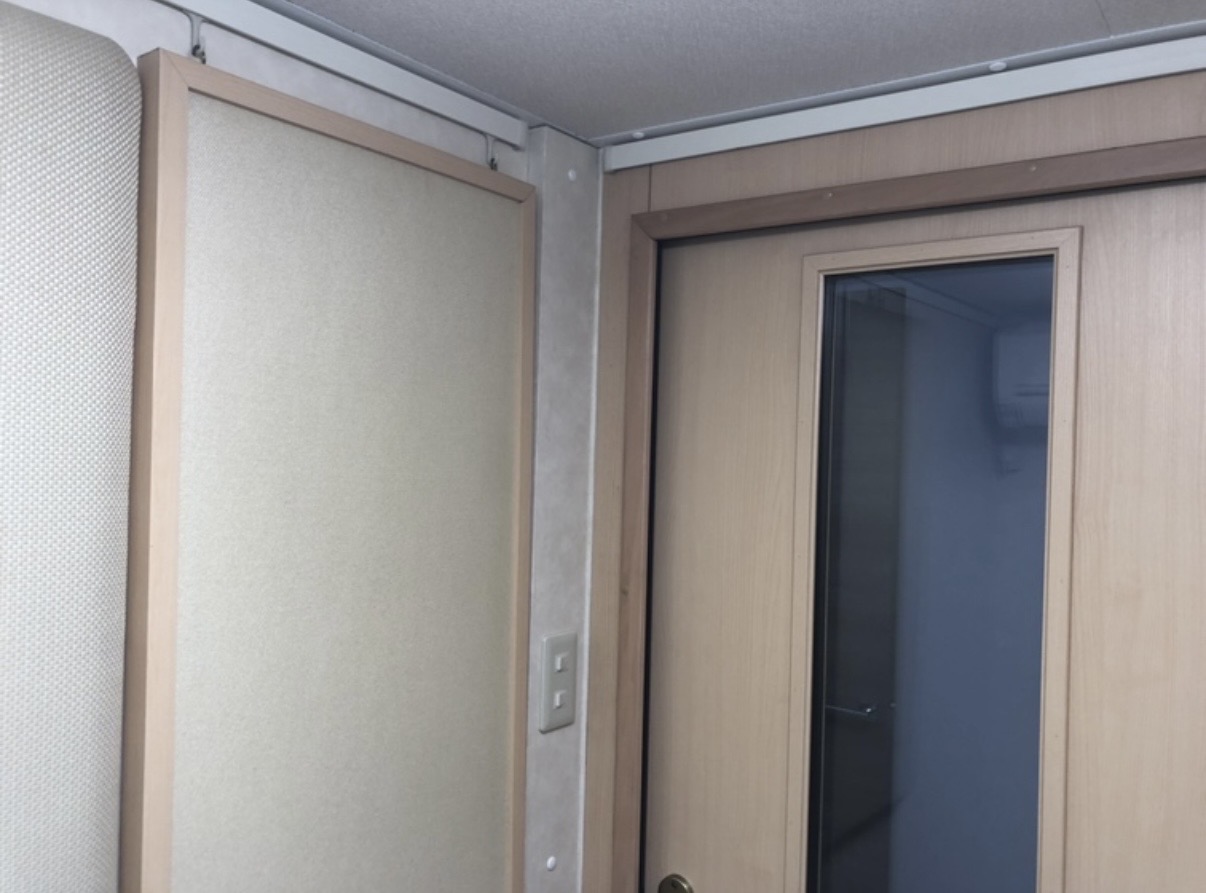 中古カワイナサールのドアと調音パネル